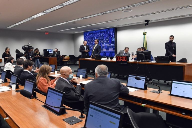 Parlamentares em reunião da CMO - (Foto: Roque de Sá/Agência Senado)