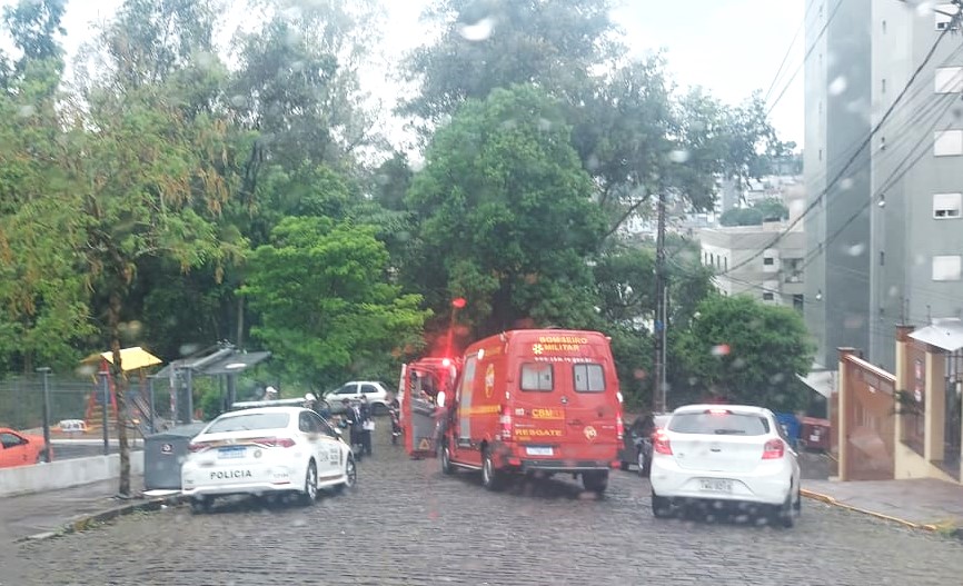 Casal fica ferido em acidente entre carro e moto em Bento Gonçalves