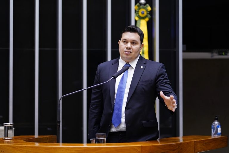 Mesa da sessão solene durante a execução do Hino Nacional - (Foto: Pablo Valadares /Câmara dos Deputados)