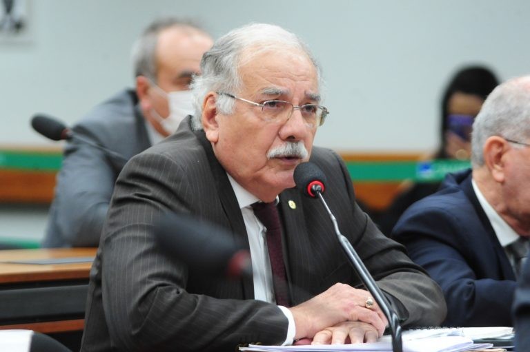 Deputado Dr. Luiz Ovando conduziu a sessão de premiação - (Foto: Billy Boss/Câmara dos Deputados)