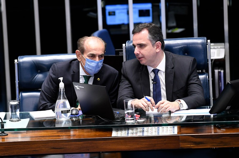 Marcelo Castro (esq), com Rodrigo Pacheco, relatou a indicação de Liana Chaib para ministra do TST - Jefferson Rudy/Agência Senado