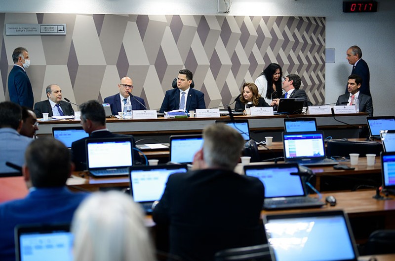 Os desembargadores Messod Azulay Neto (primeiro à esquerda) e Paulo Sérgio Domingues (segundo à esquerda) foram aprovados para o STJ