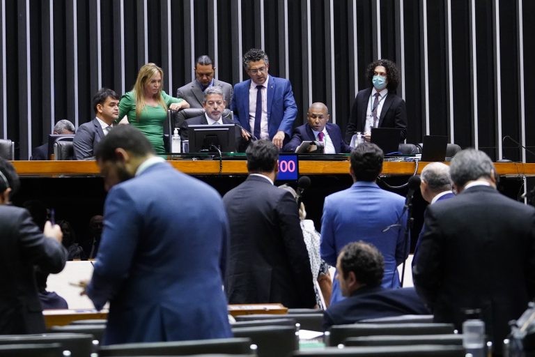 Aprovado texto-base de MP que aumenta margem do consignado para servidores federais; acompanhe