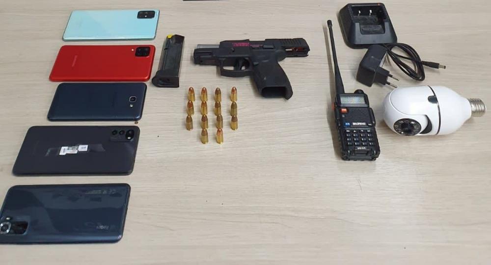 Foram apreendidos uma pistola 9 milímetros, munições e até uma câmera de videomonitoramento - Foto: Polícia Civil/Divulgação