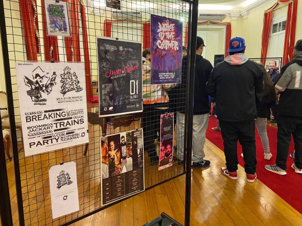  Contemplada pelo Fundo Municipal de Cultura, a expo reúne, em imagens e materiais diversos, uma linha de tempo onde é possível conhecer a história de um dos mais conhecidos encontros culturais realizados no município. Crédito: Divulgação/SECULT