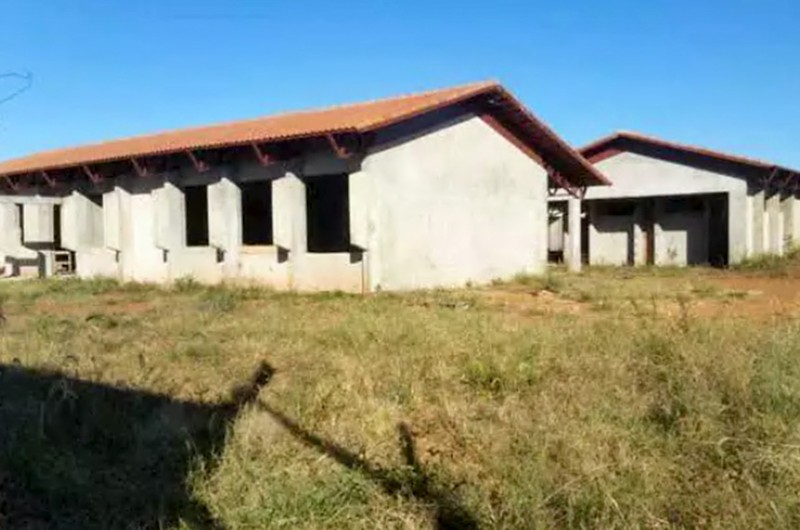 Obra de escola paralisada no Mato Grosso do Sul: apesar de o número de contratos ter diminuído de 38,4 mil para 22,5 mil, percentual de obras paradas aumentou, informa o Tribunal de Contas da União - Crédito: Direto das Ruas