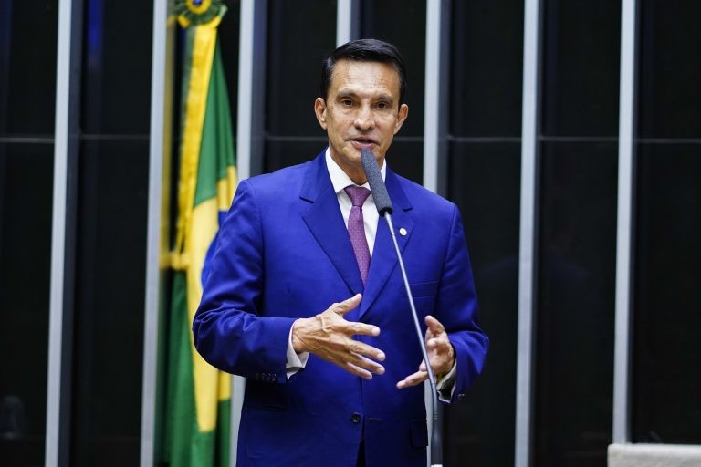 O relator, deputado Sidney Leite, recomendou a aprovação do projeto - (Foto: Pablo Valadares/Câmara dos Deputados)