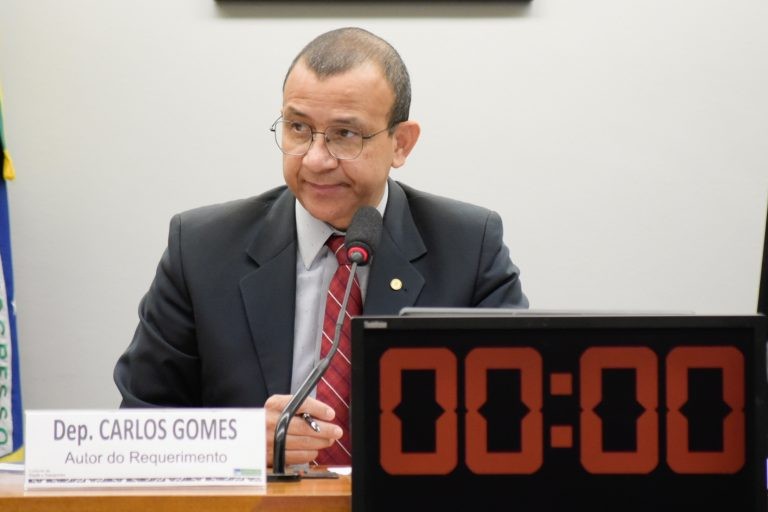 Carlos Gomes é relator de projeto que dispõe sobre o uso de sacolas biodegradáveis - (Foto: Alan Rones/Câmara dos Deputados)