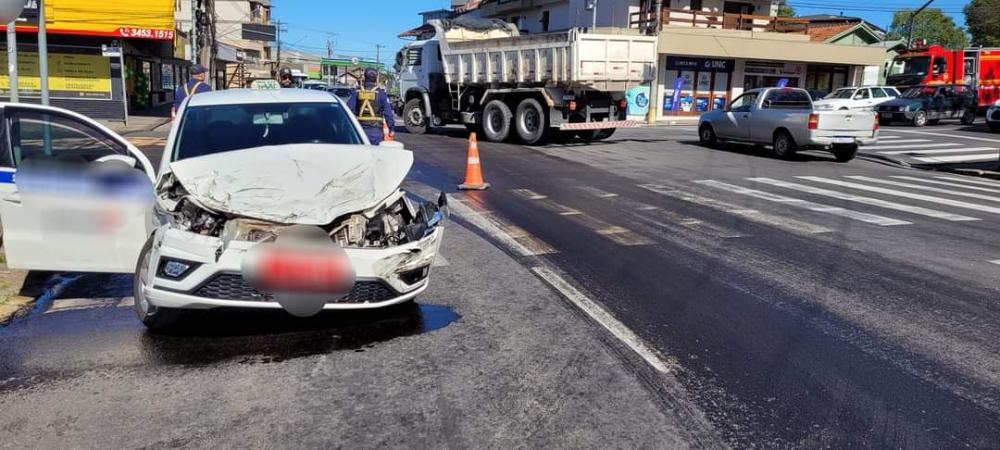 O condutor do táxi, com provável fratura no braço esquerdo, foi encaminhado para atendimento no Hospital Tacchini. Crédito: Rádio Difusora 