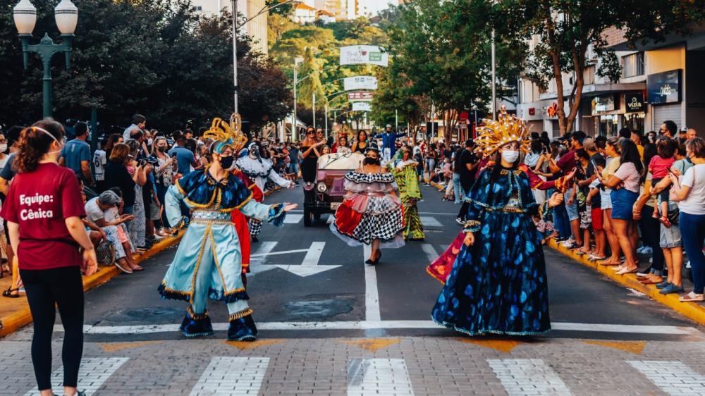 Os desfiles cênicos acontecerão nos dias 19, 22, 26 e 29 de janeiro de 2023 na Via del Vino, às 20h. Crédito: Divulgação/Kiaora