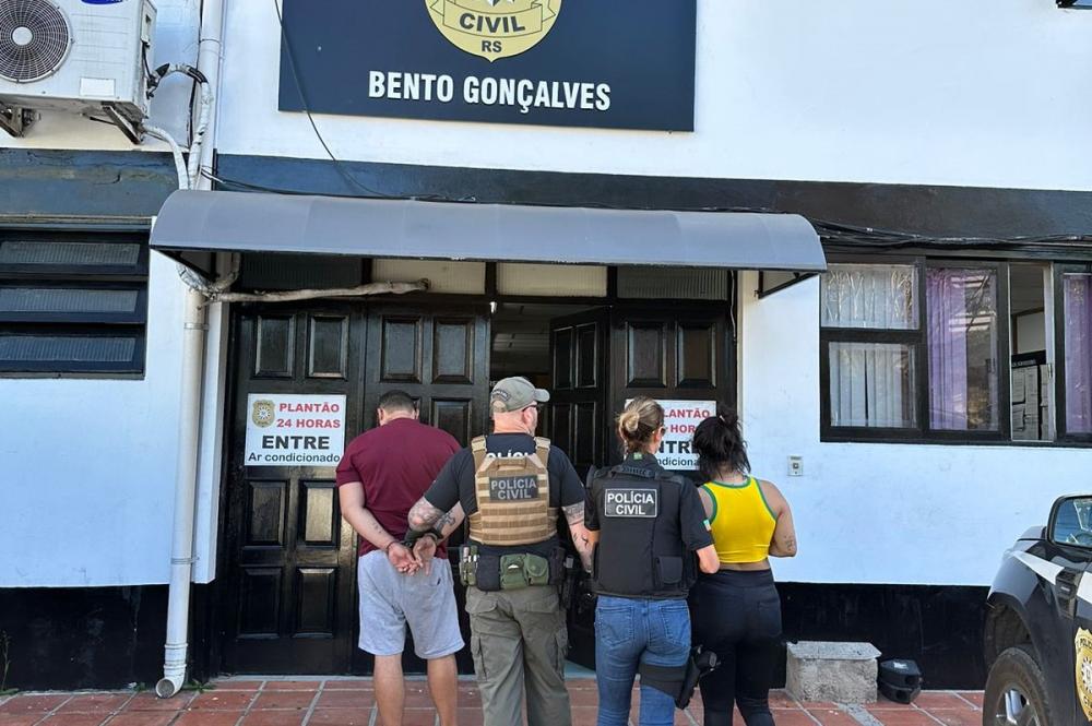 Homem de 34 anos e mulher de 20 foram presos em flagrante na ação