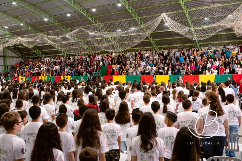 Durante a formatura, foi realizada a entrega de certificados aos formandos e feita a premiação dos alunos destaques de cada turma, os quais foram avaliados individualmente no decorrer das aulas. Crédito: JB Fotografias