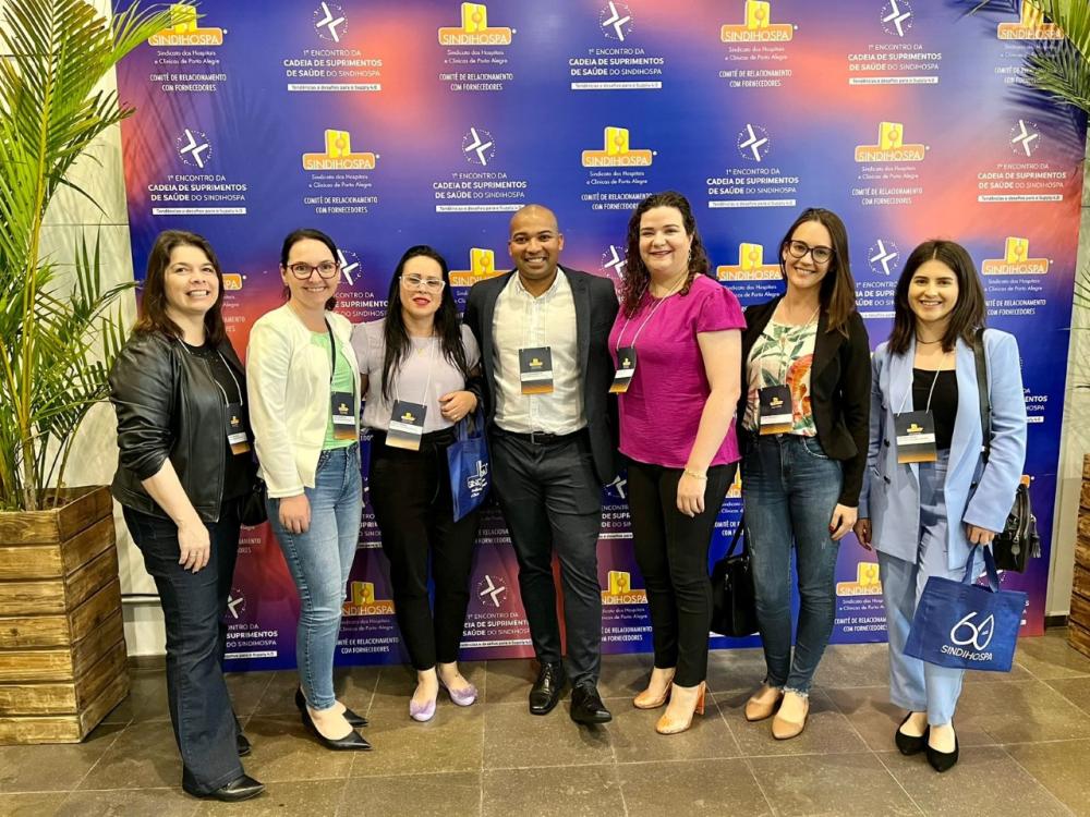 Ao todo, sete colaboradores do Tacchini participaram do evento, somando representantes dos setores de Compras e Farmácia. Crédito: Divulgação