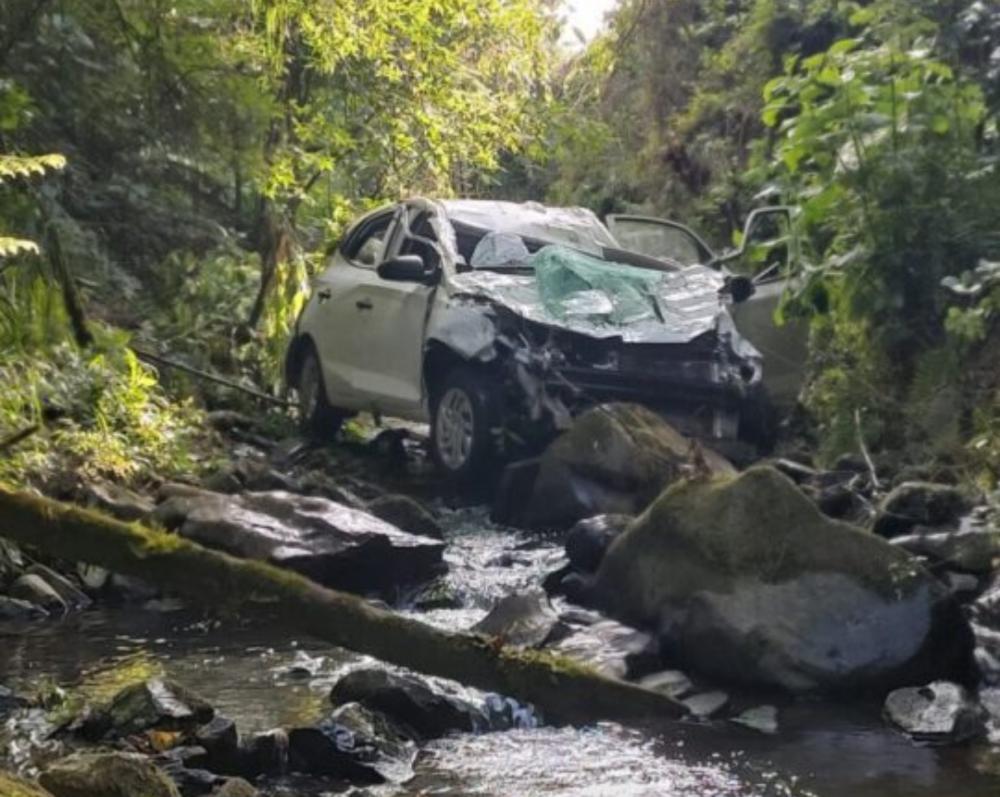 A mulher, de 27 anos, perdeu o controle da direção e caiu em um córrego às margens da RSC-453. Crédito: Ouvinte/Rádio Spaço FM 