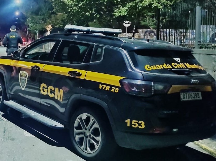 Homem é preso por embriaguez após dirigir em ziguezague pelas ruas de Bento