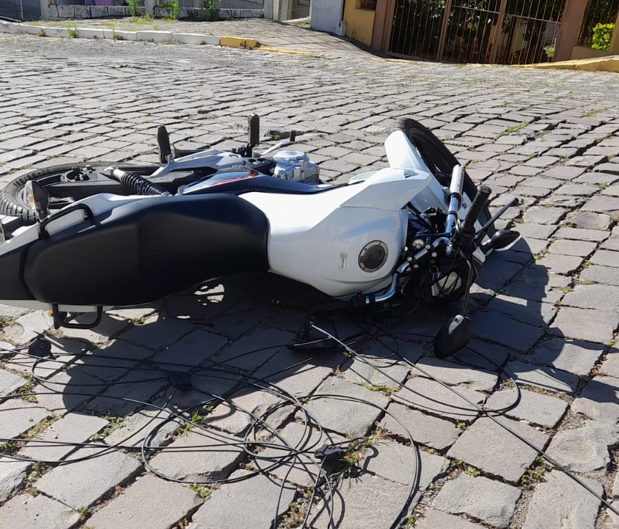 Mais um motociclista fica ferido atingido por cabos de internet em Bento Gonçalves