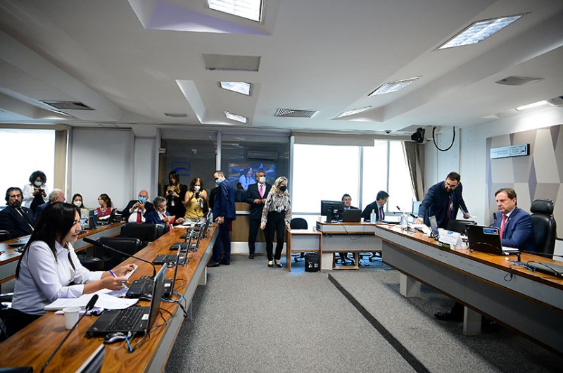 Eliziane defendeu adiamento da votação na reunião presidida por Gurgacz (à dir.), também relator da proposta - Pedro França/Agência Senado