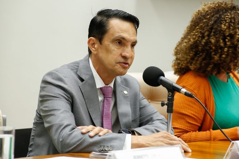 Sidney Leite estendeu dispensa de taxas a todos os realizadores de sorteio - (Foto: Elaine Menke/Câmara do Deputados)