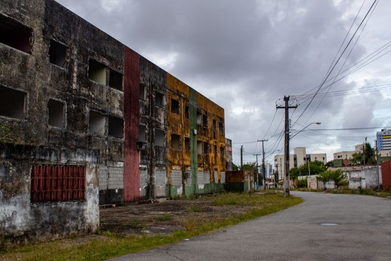 Prédios abandonados em Maceió após risco de desabamento - (Foto: Theo Sales / Jornal do Campus)