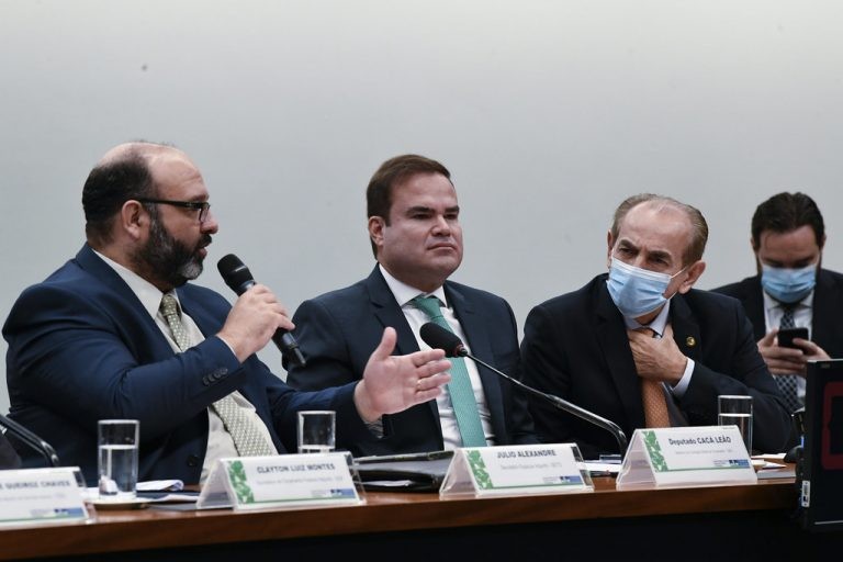 Júlio Alexandre (C): medidas de compensação devem ser sinalizadas para que dívida não tenha trajetória explosiva - (Foto: Roque de Sá/Agência Senado)