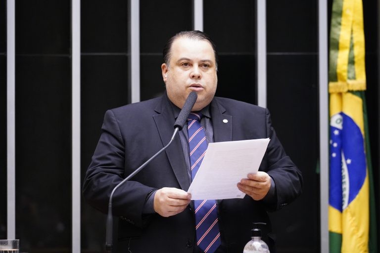 Julio Cesar Ribeiro recomendou a aprovação das emendas do Senado - (Foto: Pablo Valadares/Câmara dos Deputados)