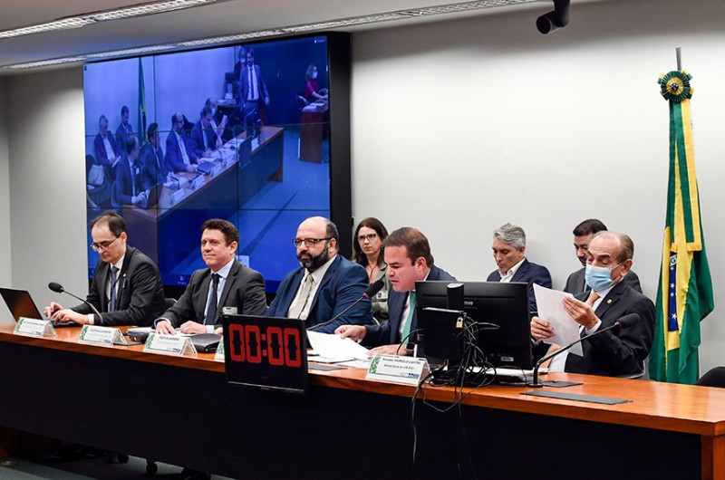 Parlamentares e integrantes do governo durante audiência pública na Comissão Mista de Orçamento (CMO)