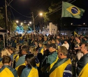Grupo de Bento em frente ao 6º BCOM cria decreto que destitui presidente do Senado e ministros do STF e TSE