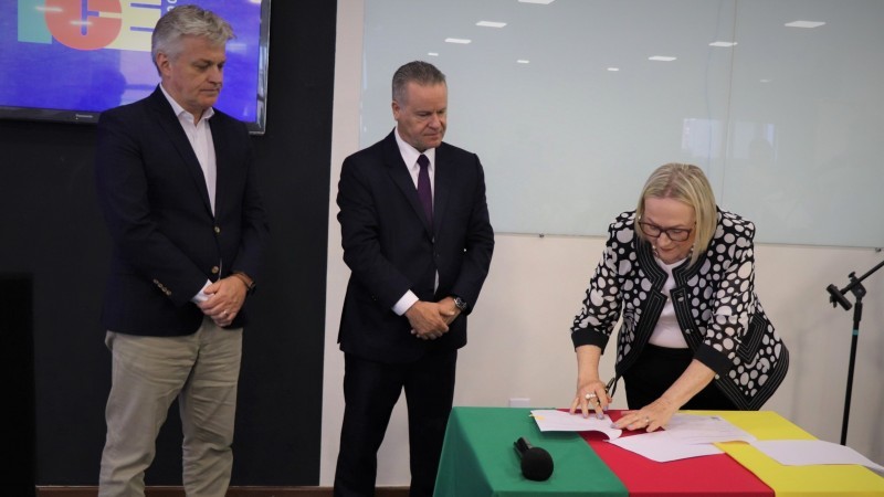 Arita, Postal e Altmann (da D para E) durante ato de assinatura -Foto: José Luís Zasso / Ascom SES