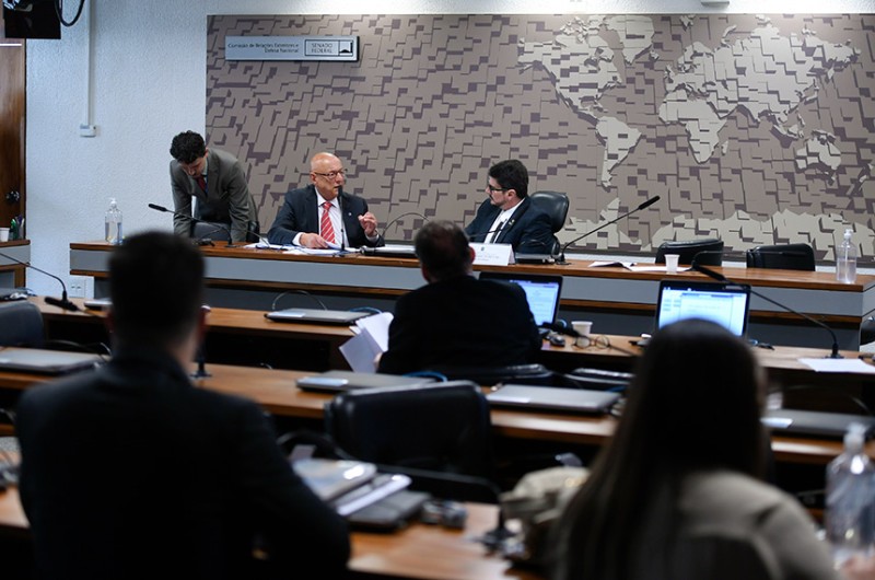 O presidente da CRE, Esperidião Amin, e Marcos do Val na reunião da CRE - Edilson Rodrigues/Agência Senado