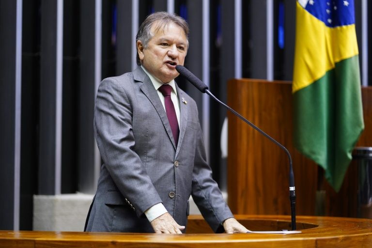 O relator Merlong Solano recomendou a aprovação da proposta - (Foto: Pablo Valadares /Câmara dos Deputados)