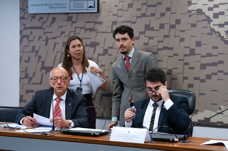 Marcos do Val (dir), relator, apoia a presença de jovens de instituições de acolhimento nas Forças Armadas, mas quer garantir eficiência - Edilson Rodrigues/Agência Senado