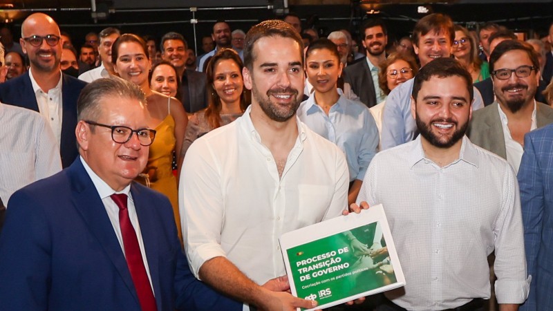 Governador Ranolfo, governador eleito, Eduardo Leite, e o vice-governador eleito, Gabriel Souza, com equipes da transição -Foto: Grégori Bertó / Palácio Piratini