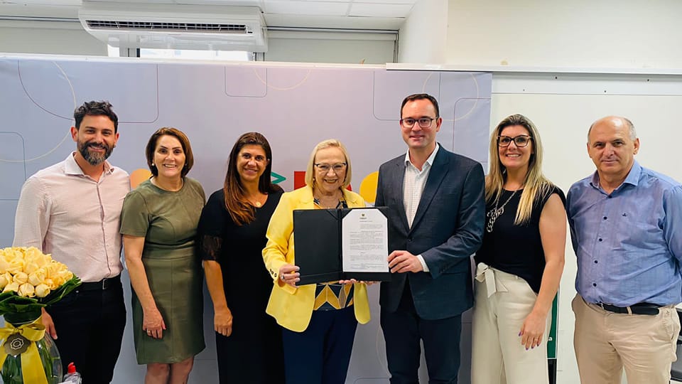 Secretária da Saúde, Arita Bergmann, assinou protocolo para investimento em hospital - Foto:João Pedrassani/Divulgação