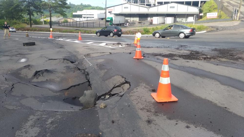 Confira as ruas que estão interrompidas por causa do temporal