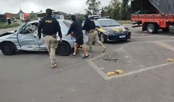 Motorista e passageiro do GM Celta foram levados ao hospital para atendimento - Foto: Divulgação