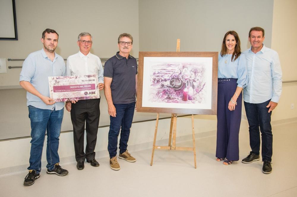 André Gasperin, Paulo César Ranzi, Ivalino Postal, Ritamar e Leo Francescatto no dia da entrega do quadro. Crédito: Jeferson Soldi