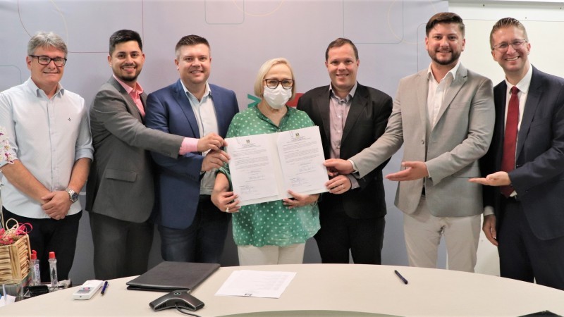 No ato de assinatura do convênio, Arita disse que hospitais de menor porte terão papel fundamental na organização do SUS -Foto: Ana Imperatore / Ascom SES