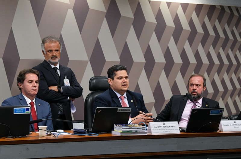 Presidente da CCJ, Davi Alcolumbre, entre Veneziano Vital do Rêgo e Alexandre Silveira, relator da PEC - Roque de Sá/Agência Senado