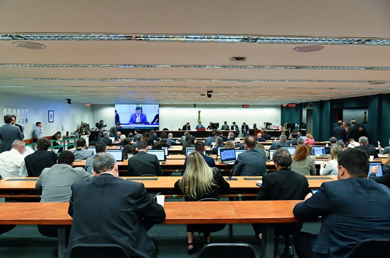 Parlamentares durante a reunião da Comissão Mista de Orçamento (CMO) nesta terça-feira - Waldemir Barreto/Agência Senado
