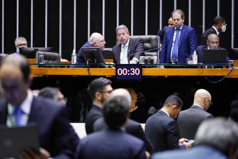 Presidente da Câmara, Arthur Lira (C), comanda a sessão do Plenário - (Foto: Pablo Valadares/Câmara dos Deputados)
