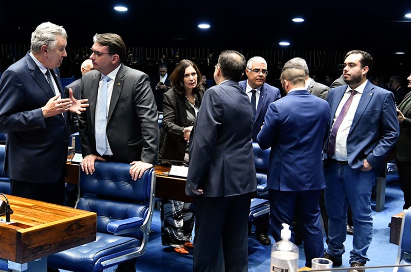 Heinze, Flávio Bolsonaro e Girão no Plenário, entre outros senadores e deputados - Waldemir Barreto/Agência Senado