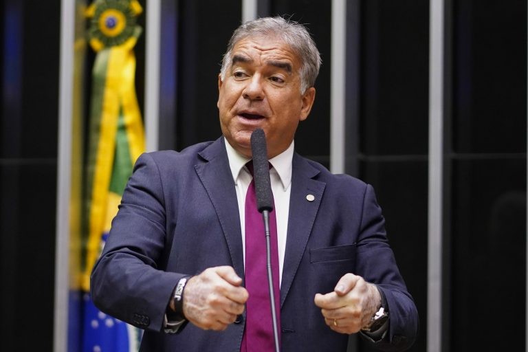 Zé Neto quer discutir os desafios relativos à produção de licor artesanal - (Foto: Pablo Valadares/Câmara dos Deputados)