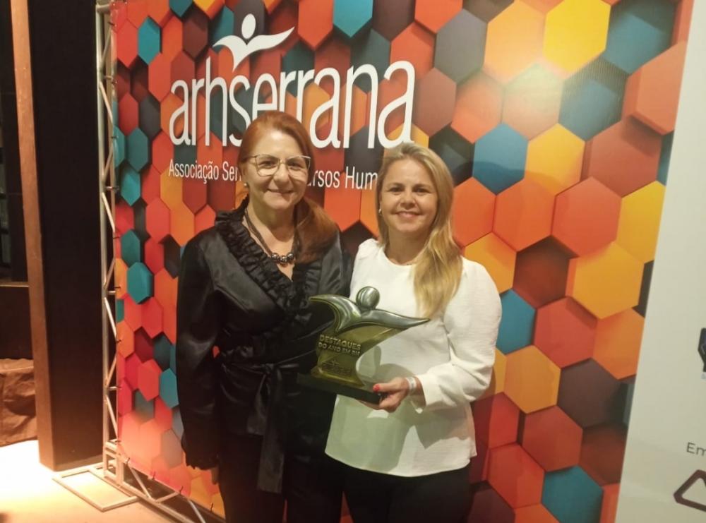 Presidente da ADRH na gestão de 2021, Lea Rodrigues Frare com a Presente atual, Saionara Pomatti com a premiação. Crédito: Divulgação 