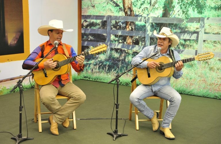 Dupla Luiz e Frank Viola se apresenta em antigo programa da TV Câmara - (Foto: Alex Ferreira / Câmara dos Deputados)