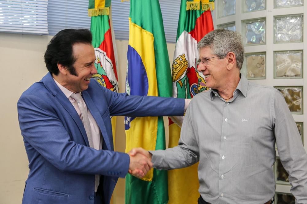  O anúncio ocorreu em ato com a presença do prefeito Fabiano Feltrin e do CEO da Marcopolo, James Bellini, no Salão Nobre da Prefeitura. Crédito: Divulgação