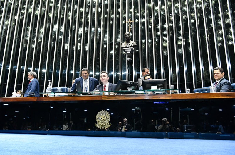 O presidente do Senado, Rodrigo Pacheco (C), comandou a sessão - Waldemir Barreto/Agência Senado