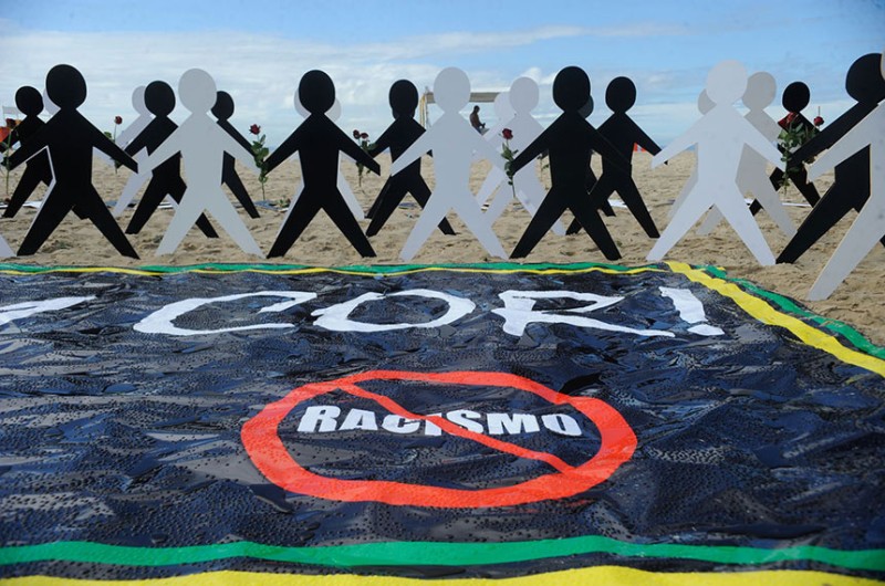 Ato contra o racismo promovido por movimentos negros em praia do Rio - Tania Rego/EBC