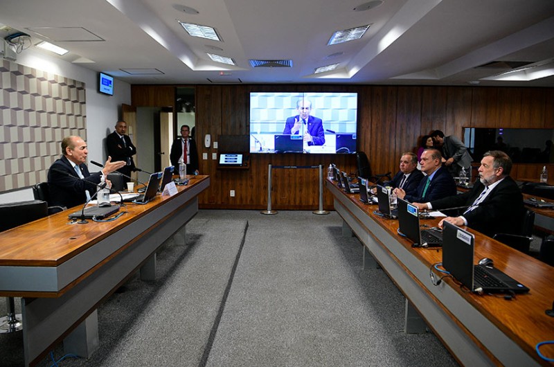 Relatório final da subcomissão foi apresentado à CE por Flávio Arns (à dir.) na reunião presidida por Marcelo Castro - Pedro França/Agência Senado