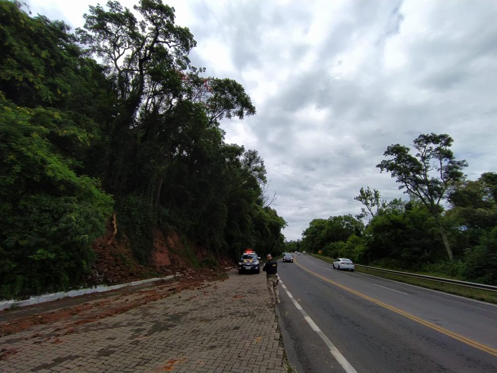 O trecho bloqueado é próximo ao Posto do Hélio, em Bento Gonçalves. Crédito: Divulgação/PRF