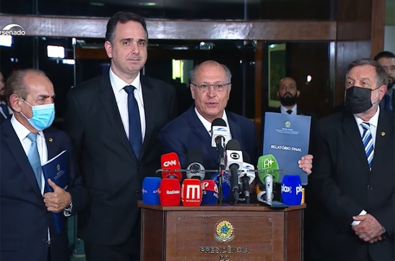 O vice-presidente eleito, Geraldo Alckmin, recebeu o relatório junto ao presidente do Senado, Rodrigo Pacheco - MAYRA